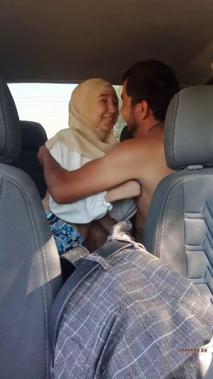 Водитель узбек на заднем сиденье пытается трахнуть мусульманку в хиджабе