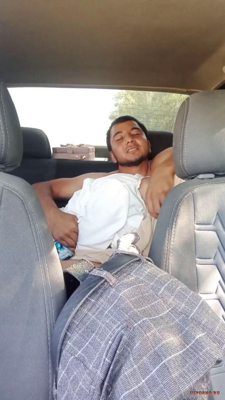 Водитель узбек на заднем сиденье пытается трахнуть мусульманку в хиджабе